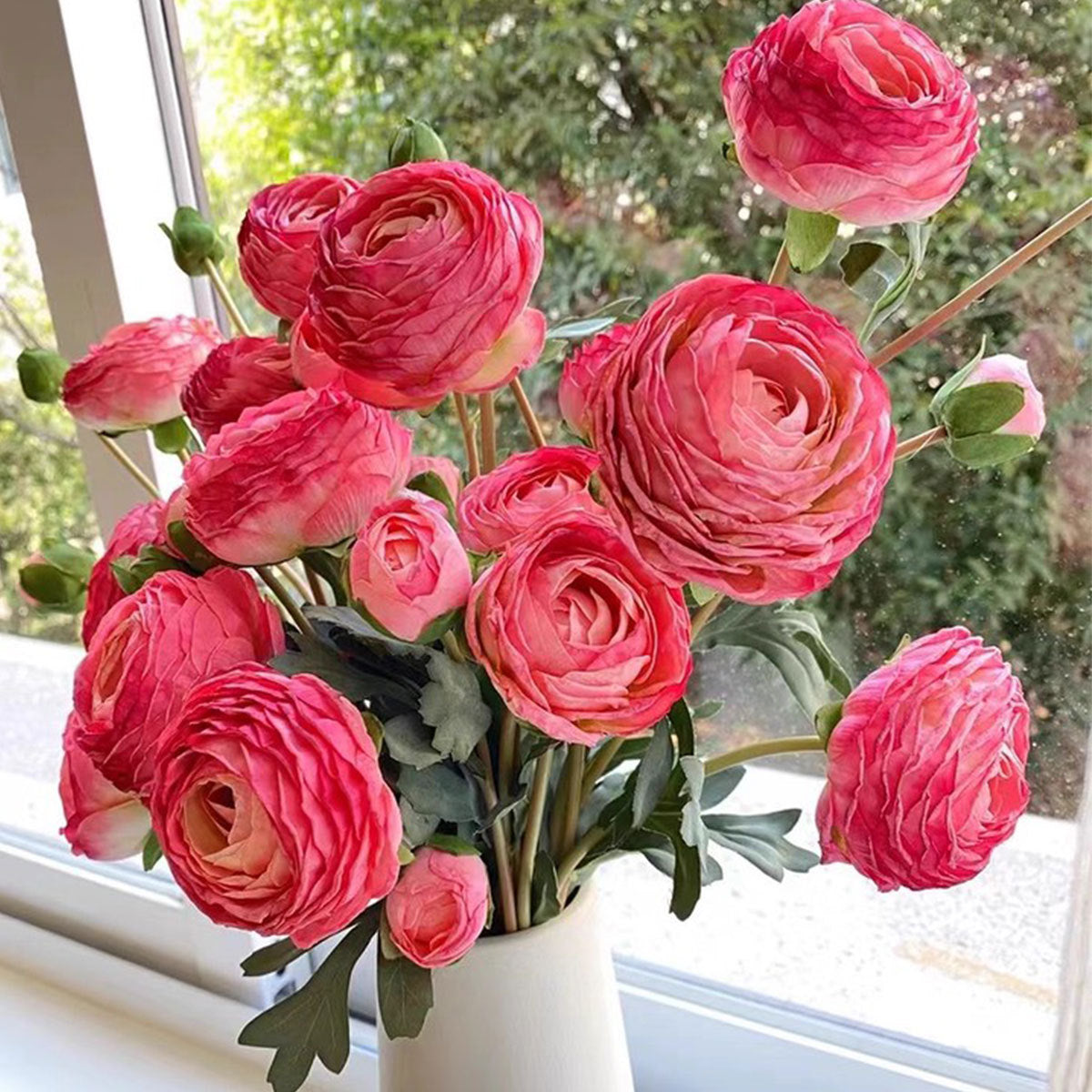 Lebensechte Ranunkel Blumenarrangement