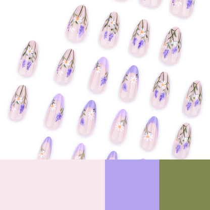 Kunstvolle Nagelkunst mit zarten Blumenverzierungen Brehn