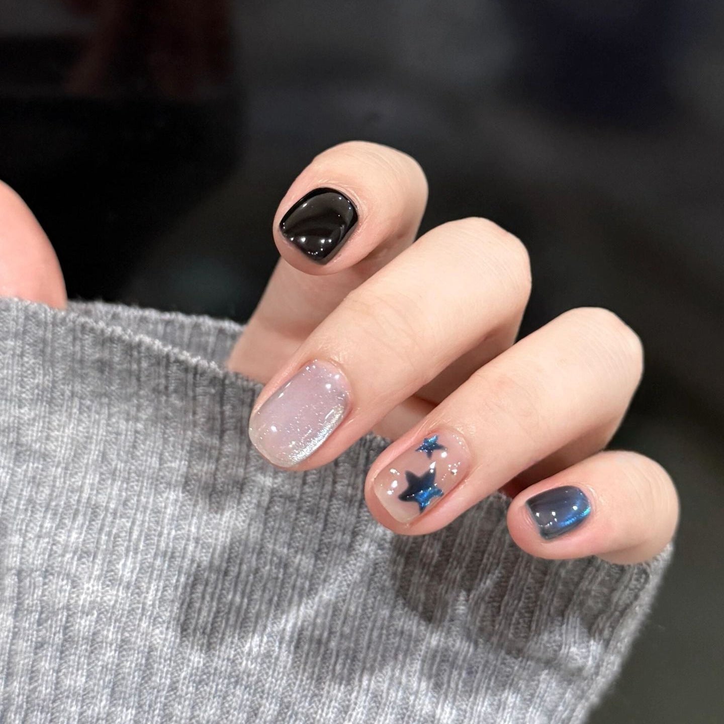 Kunstnägel mit Elegantem Sternendesign und Schimmernden Effekten Brehn