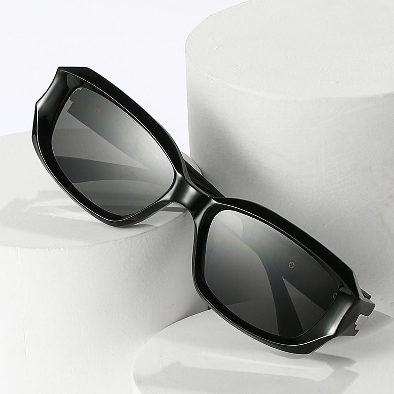 Retro-inspirierte winkelförmige Sonnenbrille mit einzigartigen dekorativen Details Brehn