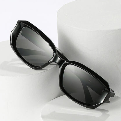 Retro-inspirierte winkelförmige Sonnenbrille mit einzigartigen dekorativen Details Brehn
