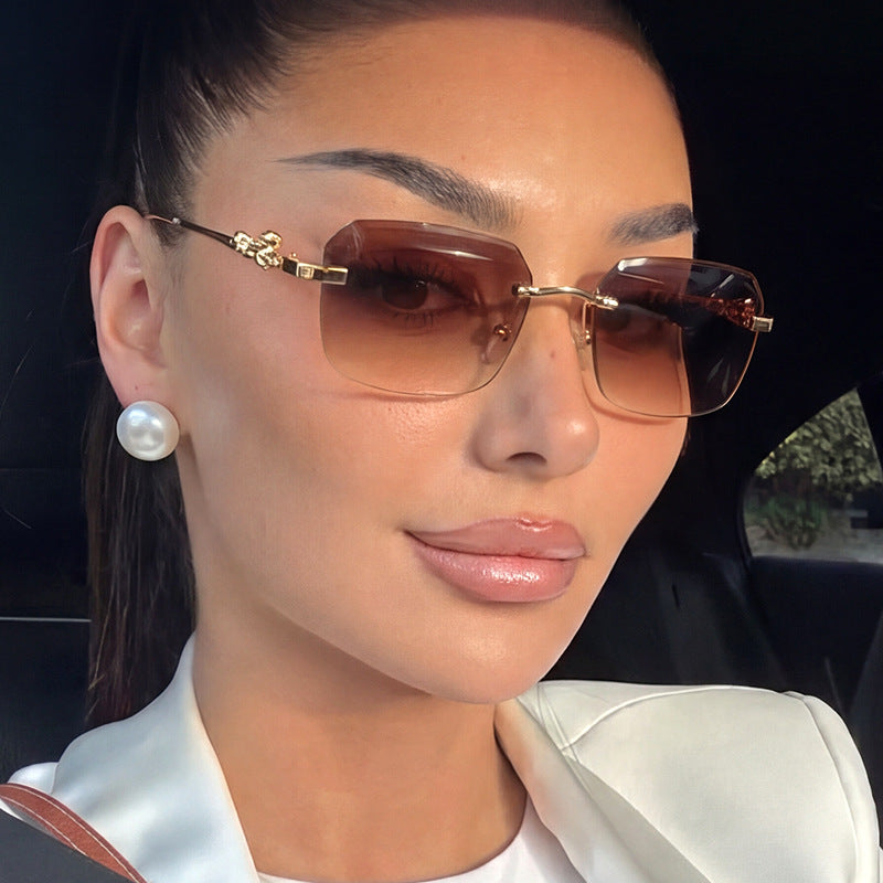 Damen modische quadratische Sonnenbrille mit elegantem Goldrahmen und schützendem UV-Filter Brehn