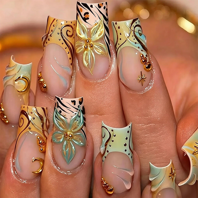 Elegante Kunstnägel mit handbemalten floralen Akzenten Brehn