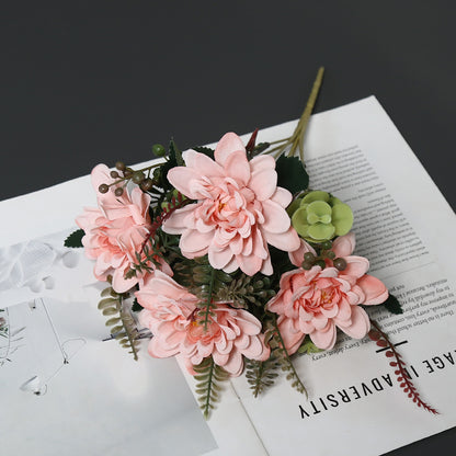 Dekorative Blumenarrangement für die Innendekoration