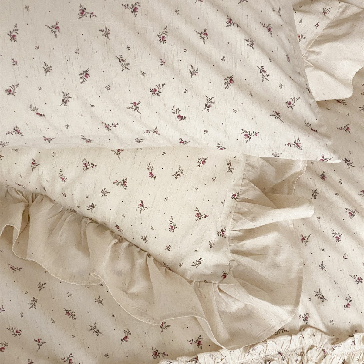 Rüschentiny Floral Baumwollbettbezugset mit roten Bandakzenten