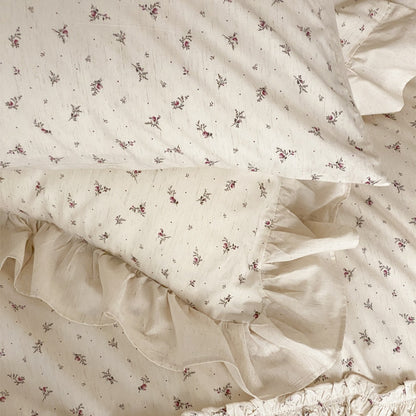 Rüschentiny Floral Baumwollbettbezugset mit roten Bandakzenten