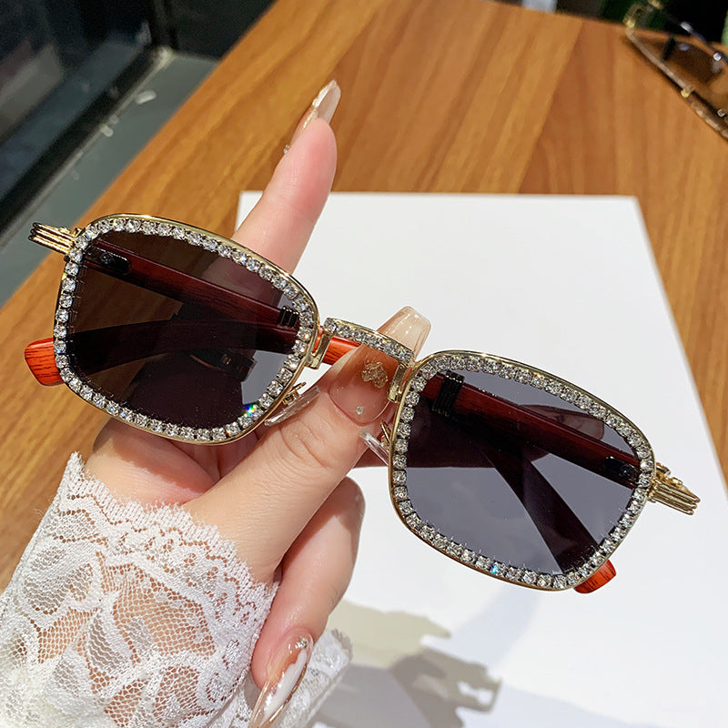 Damen Sonnenbrille mit strassbesetztem Rahmen und modernem Holzdesign Brehn