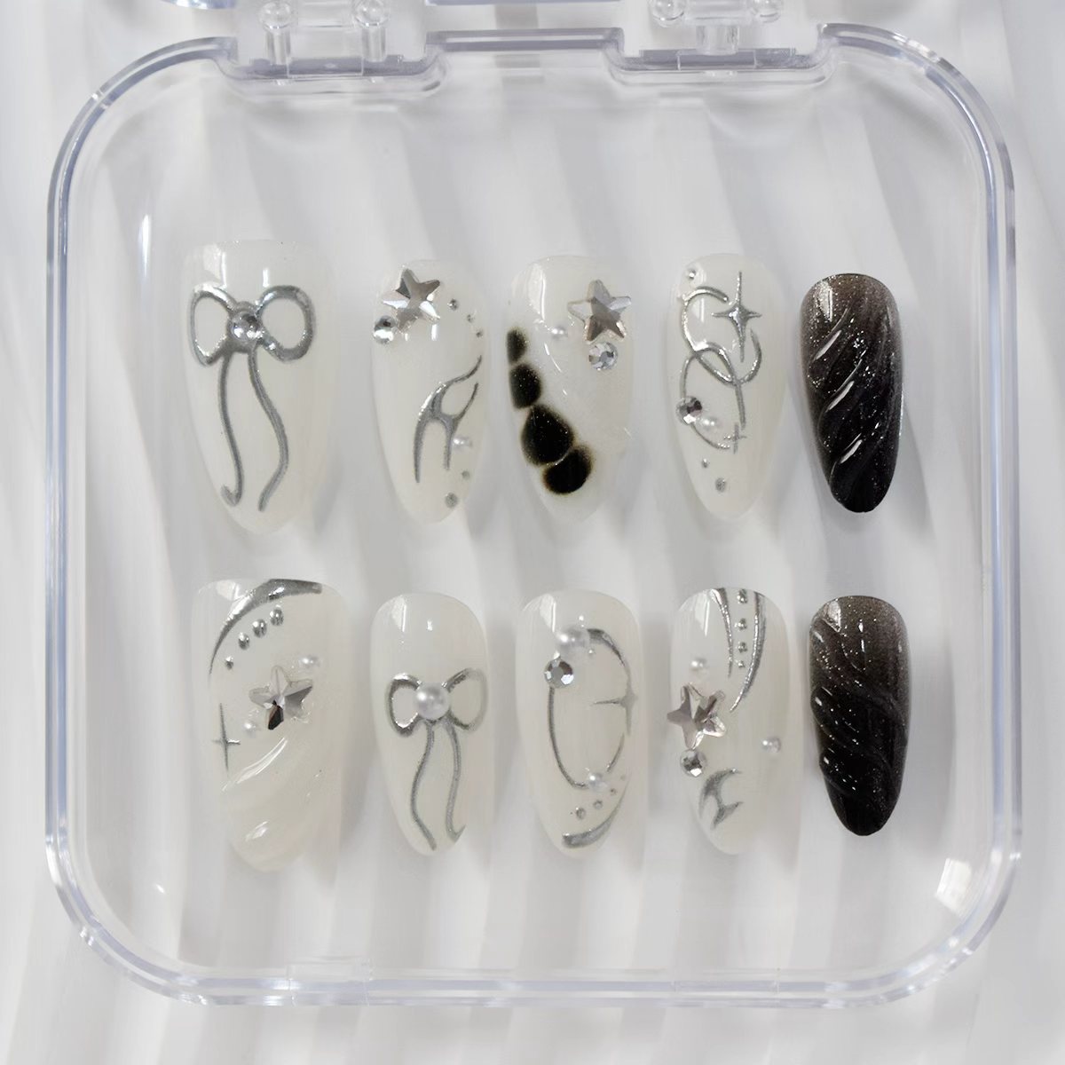 Kreatives Press-On Nagelkunstset mit eleganten silbernen Akzenten Brehn