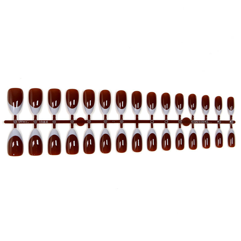 Elegante Kunstnägel mit französischem Design Brehn