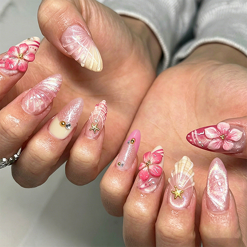 Kunstvolles Nagelset mit floralen Akzenten Brehn