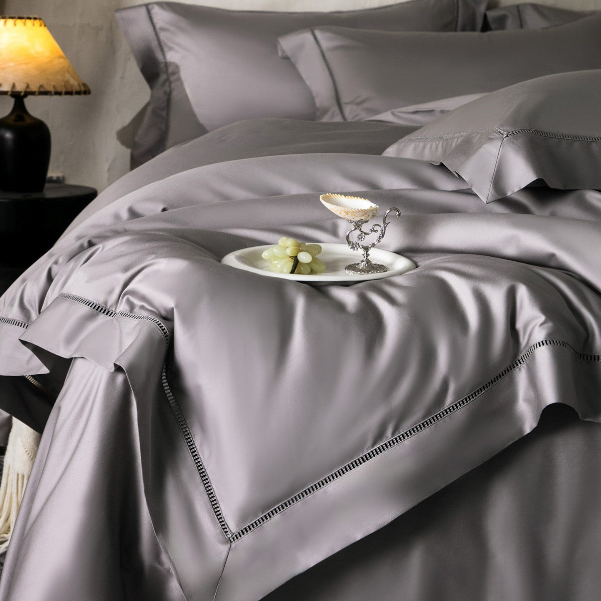 Luxuriöses seidiges Satin Bettdeckenbezug-Set mit Leiterstich-Saum und dekorativer Rüsche