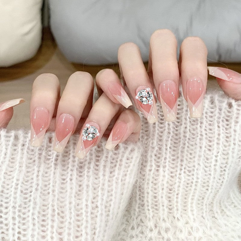 Kunstnagelset mit edlen Spitzen und Kristallakzenten Brehn