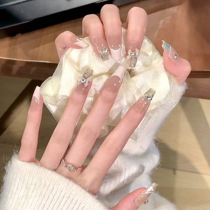 Glamouröse Kunstnägel mit Glitzerdesign Brehn