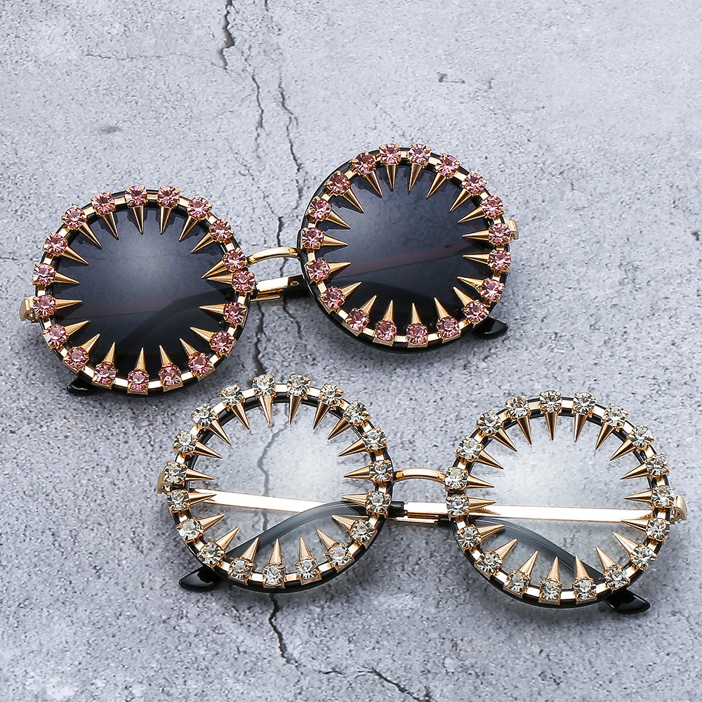 Damen kreative und auffällige Sonnenbrille mit Spikes und Strassdetails Brehn