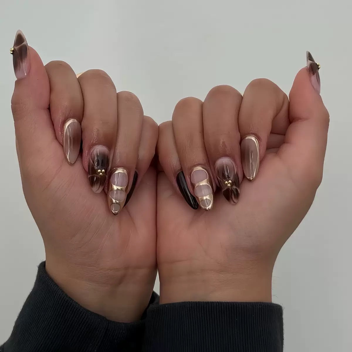 Kunstnagelset mit eleganten Ombre-Design und Goldverzierungen Brehn
