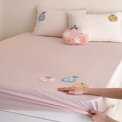 Besticktes Stretch-Spannbettlaken-Set mit Applikationsente und passenden Kissen
