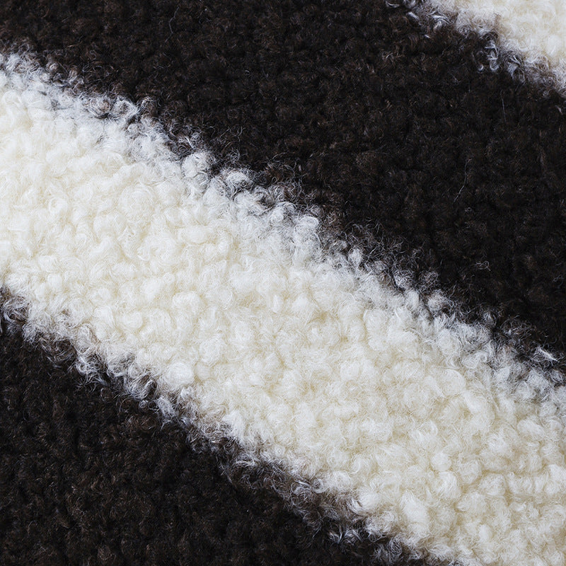 Quadratischer Kissenbezug aus Teddy‑Bouclé mit reliefierten Streifen und softem Flor Brehn