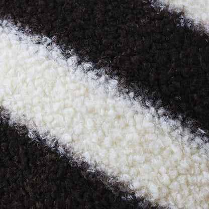 Quadratischer Kissenbezug aus Teddy‑Bouclé mit reliefierten Streifen und softem Flor Brehn