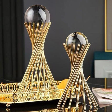 Elegante Skulptur mit Kristallkugel Brehn