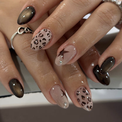 Kunstvolle Nagelverlängerungen mit glamourösen Leo-Design Brehn
