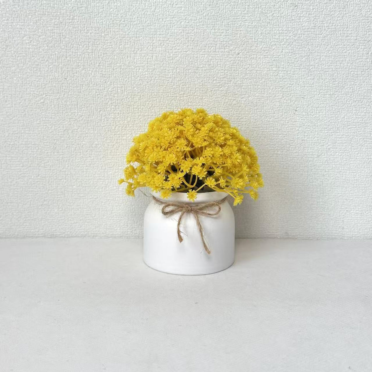 Lebensechte Lila Blumenarrangement