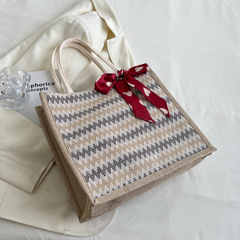 Texturierte Handtasche mit dekorativem Schal