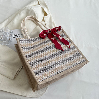 Texturierte Handtasche mit dekorativem Schal