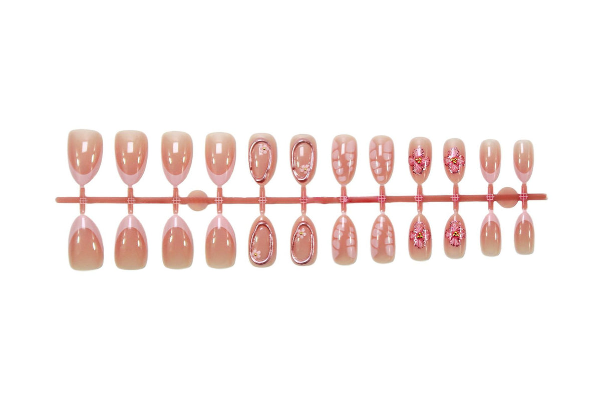 Kunstnagelset mit blumigen Verzierungen und eleganten Akzenten Brehn