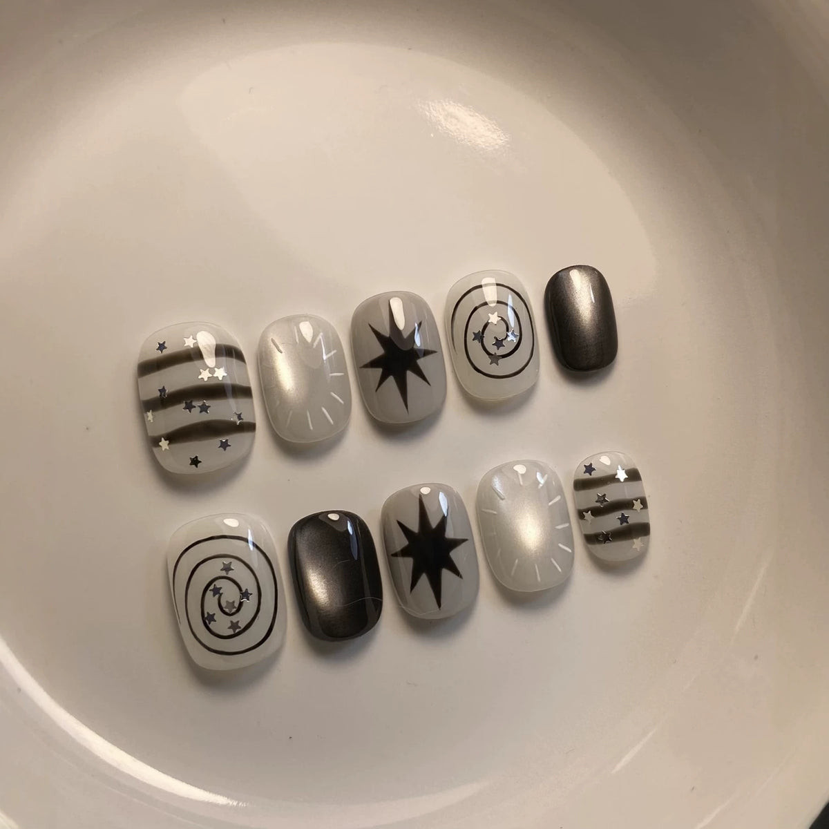 Künstlerisches Press-On-Nagelkunst-Set mit himmlischen Designs