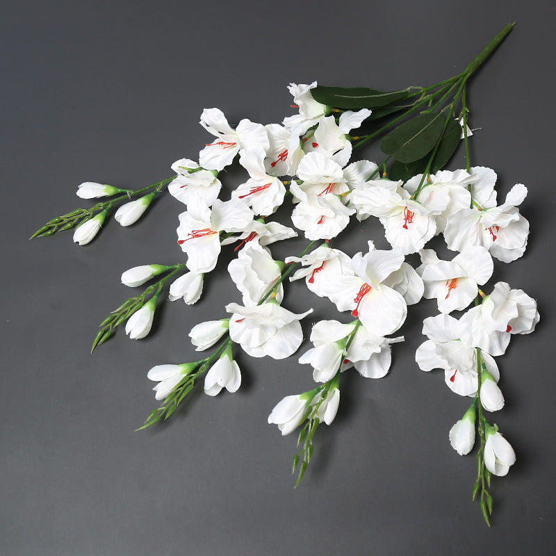 Lebensechte dekorative Blumenstrauß