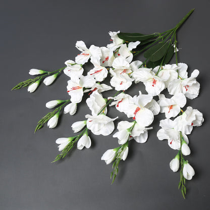 Lebensechte dekorative Blumenstrauß