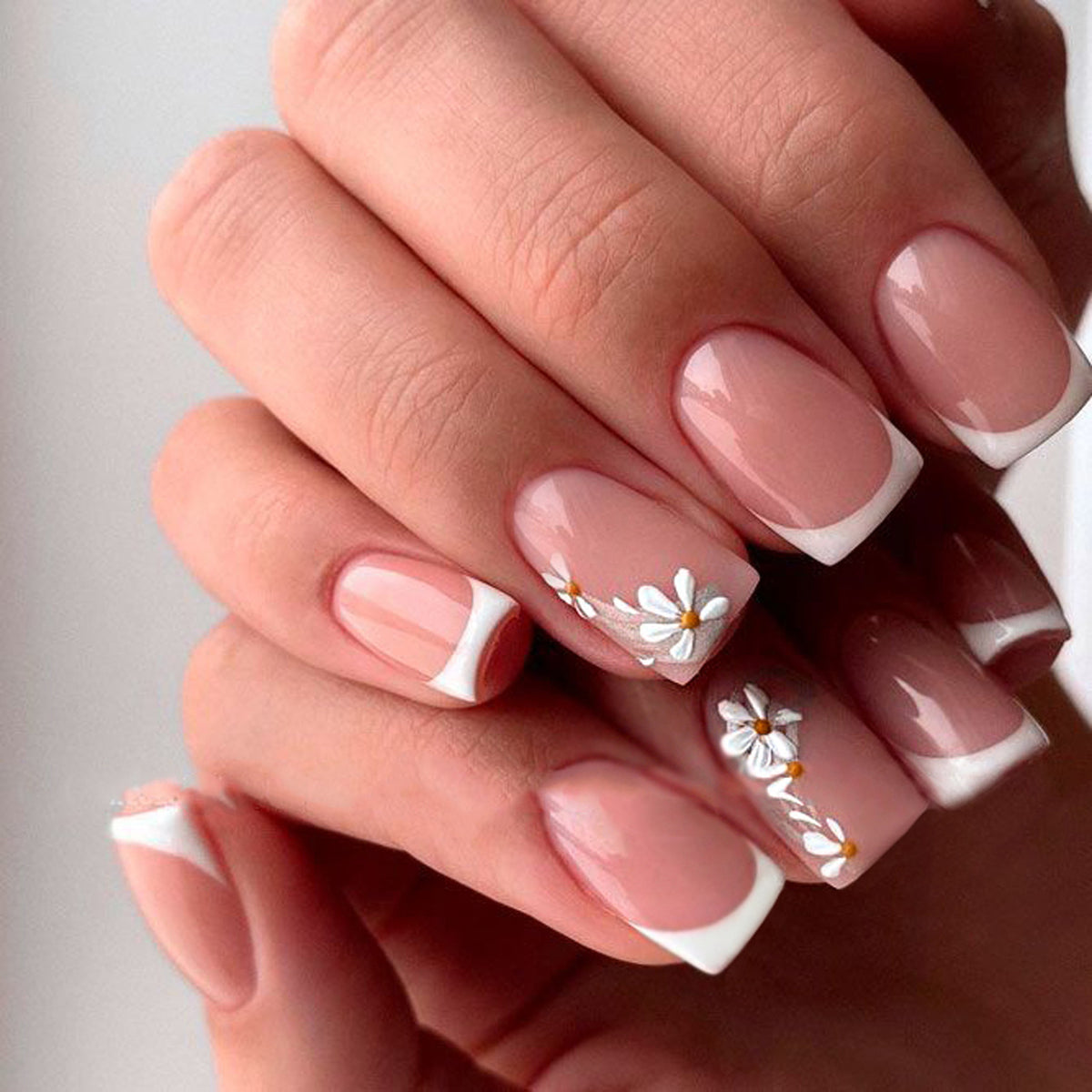 Kunstvolle Nagelkunst mit elegantem Blüten-Design Brehn