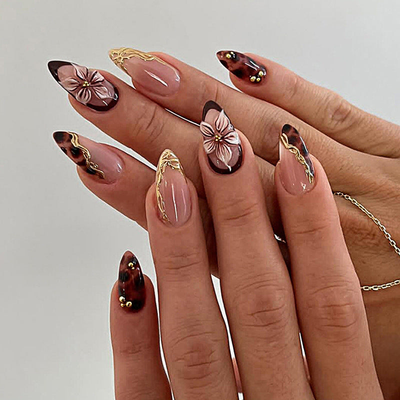 Kunstnagelset mit eleganten floralem Dekor und Glitzerelementen Brehn