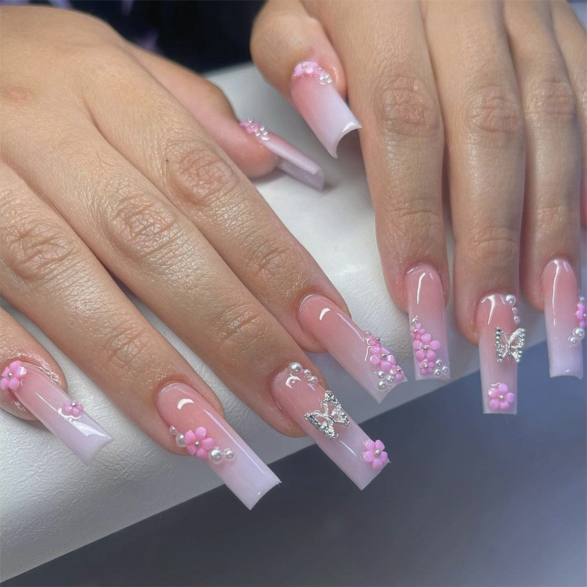 Glamouröses Kunstnageldesign mit goldenen Akzenten Brehn