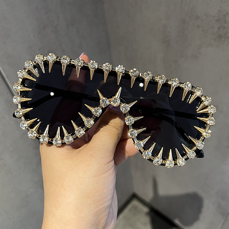 Damen extravagant gestaltete Cat-Eye-Sonnenbrille mit Glitzerakzenten Brehn