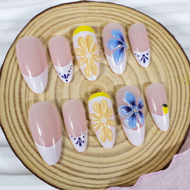 Kunstnagelset mit eleganten Blumen- und Schmetterlingsakzenten Brehn