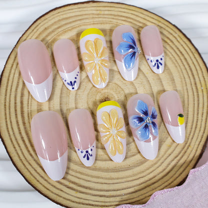 Kunstnagelset mit eleganten Blumen- und Schmetterlingsakzenten Brehn