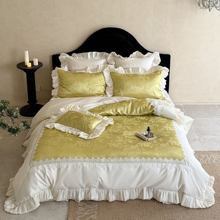 Elegante Schlafzimmergarnitur: Jacquard‑Satin‑Tagesdecke mit Ziervolant und Spitzenblende