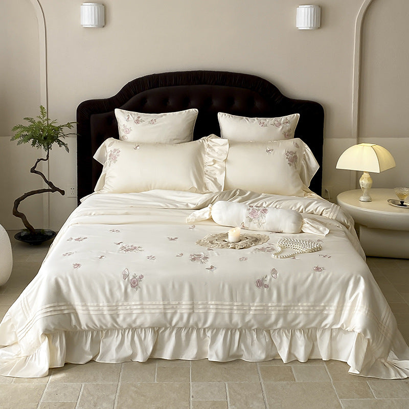 Satin-Effekt Bestickte Rosen Bettbezug Set mit Rüschensaum & Dekorativen Kissenbezügen