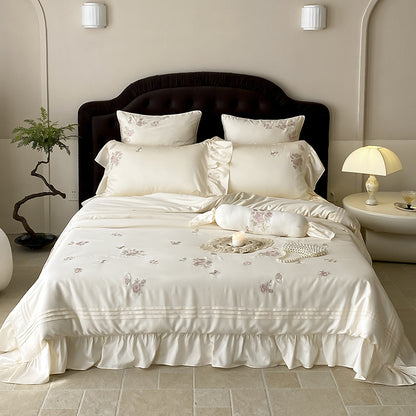 Satin-Effekt Bestickte Rosen Bettbezug Set mit Rüschensaum & Dekorativen Kissenbezügen