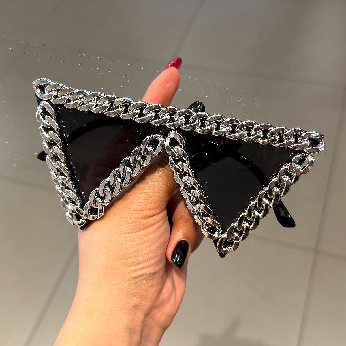 Damen trendige Sonnenbrille mit auffälligem Kettenrahmen Brehn