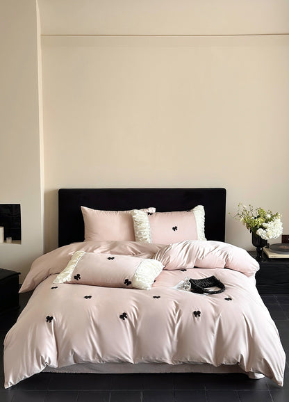 Luxuriöses Baumwollsatin-Bettwäsche-Set mit gestickten Schleifen und Rüschendetails