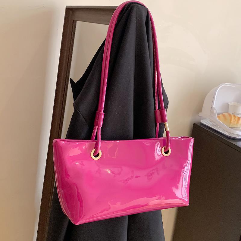 Glänzende Patentanleder-Handtasche