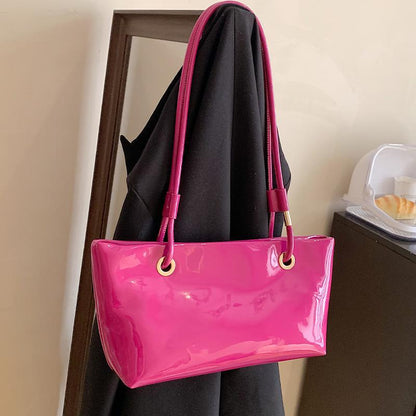 Glänzende Patentanleder-Handtasche