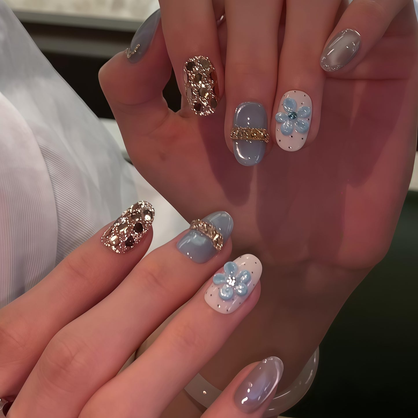 Kunstnägel mit Luxuriösen Glitzerdetails und Floralen Akzenten Brehn