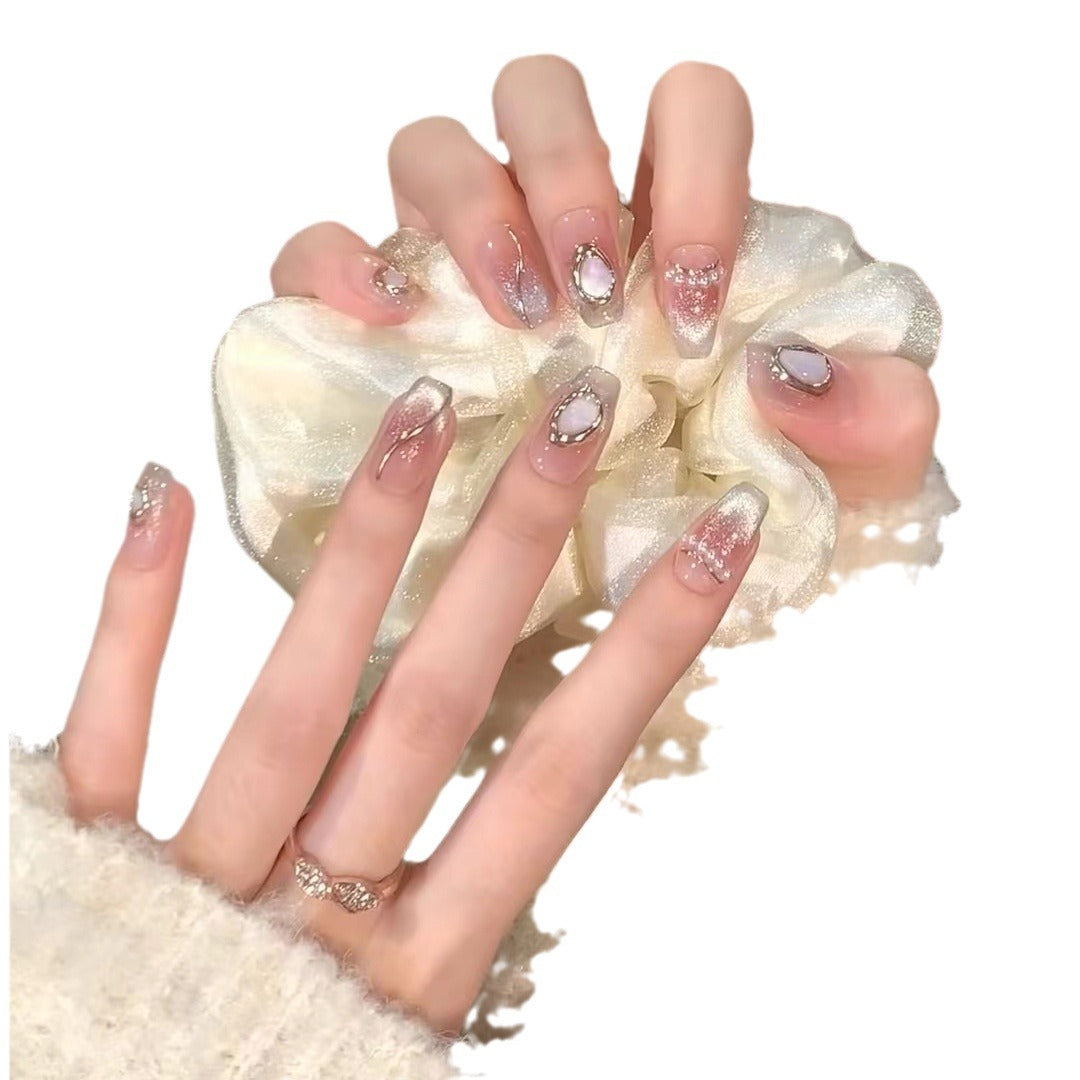 Dekorative Press-On Nagelkollektion mit Edelsteinakzenten Brehn