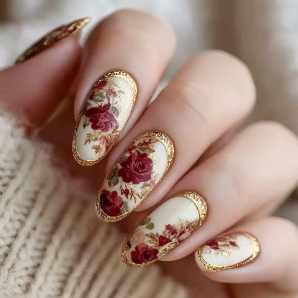 Kunstnagelset mit luxuriösem Blumenmuster und goldenen Akzenten Brehn
