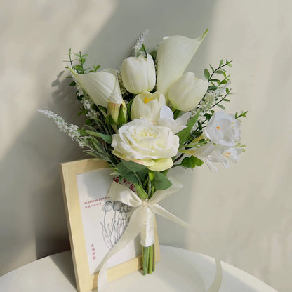 Eleganter floraler Brautstrauß