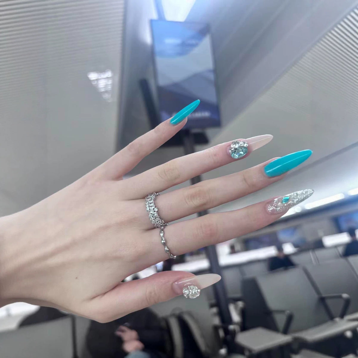 Stiletto-Nagelkunst-Tipps mit Kristallakzenten