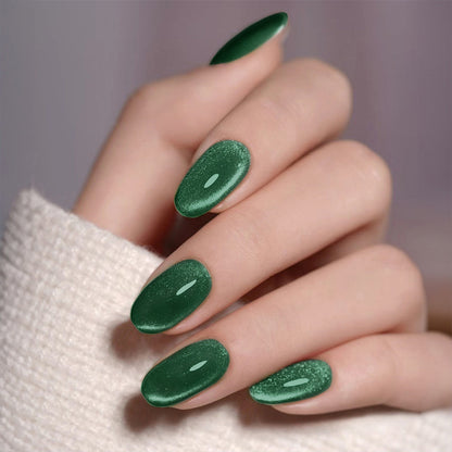 Kunstnagelset mit schimmernden grünen Effekten Brehn